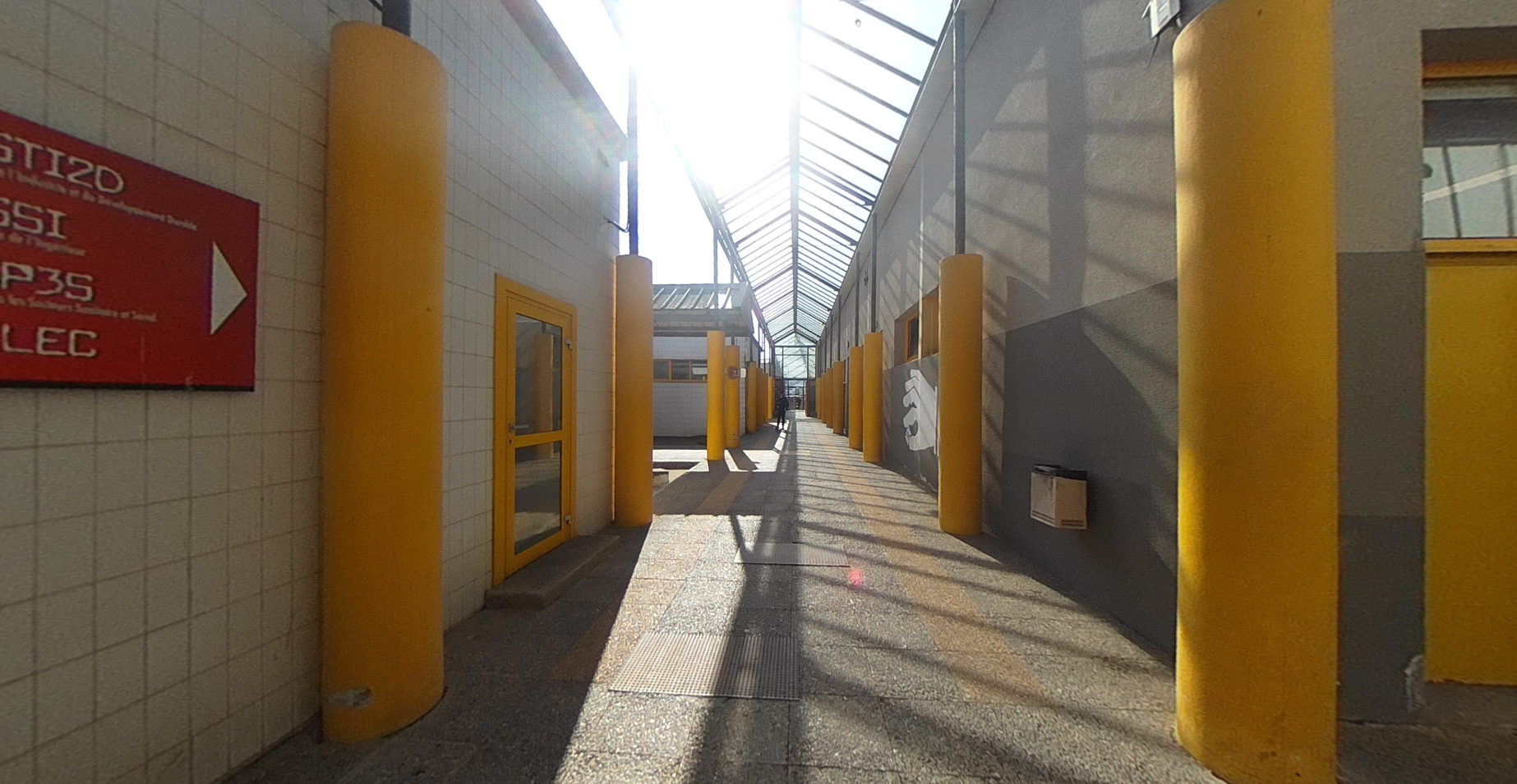 photo du couloir du bâtiment des bacs technologiques